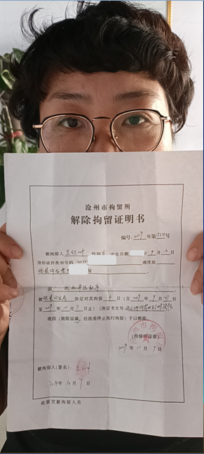 母亲骑电动车被货车撞亡被认定同等责任，事发10个月没拿到一分钱赔偿，儿子儿媳戴孝交警队哭闹被行拘10天