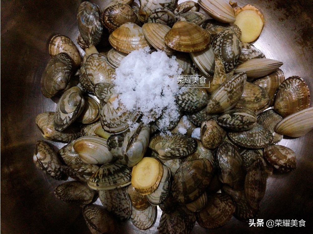 炒花蚬子前，让蚬子吐净泥沙和洗净是很有必要的，赶紧告诉家人