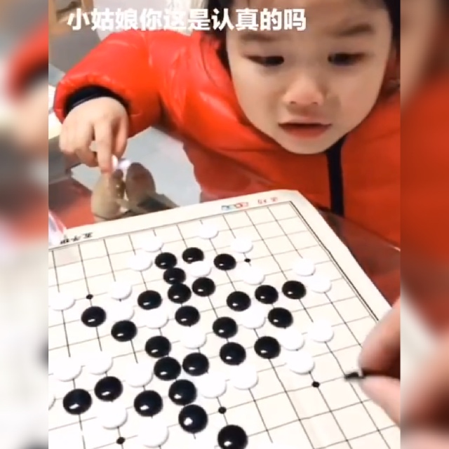 父女五子棋对战：爸爸使出浑身解数教女儿下棋技巧