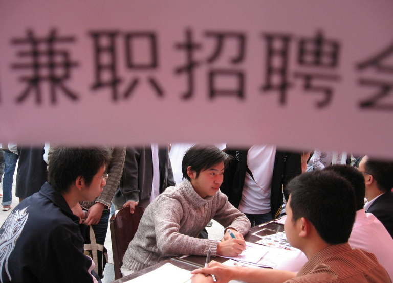 那么喜欢打工还上什么大学，大学生兼职惹争议，兼职到底值不值？