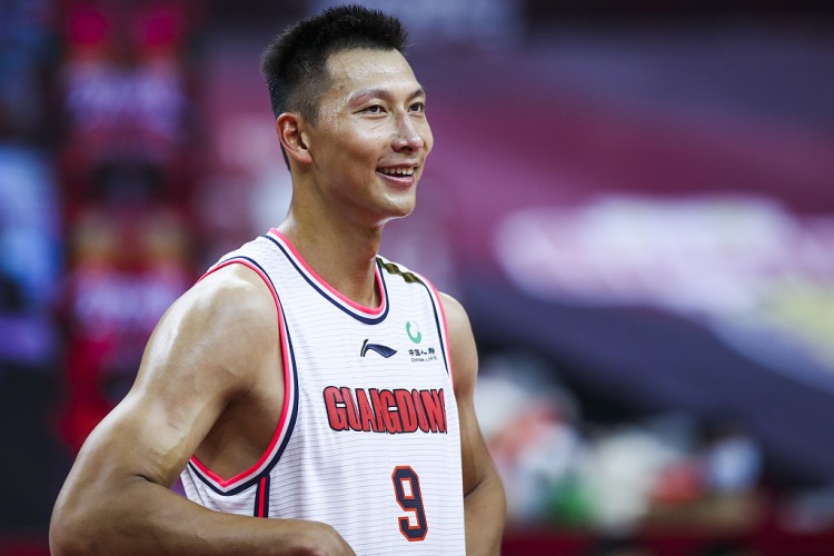 cba常规赛为什么把票给周琦(祝贺，易建联拿下第五个MVP，但本赛季的票要投给周琦)