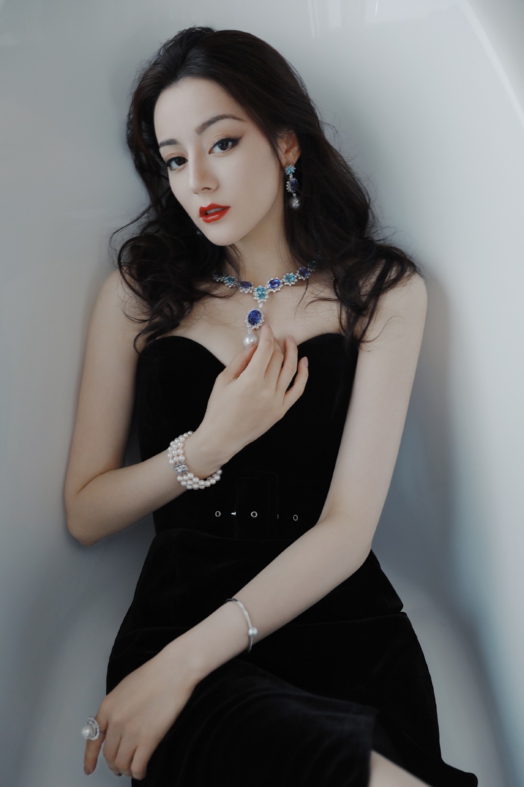 有一种美叫热巴穿交叉裙,后背挖个洞,从天而降美得让人心醉