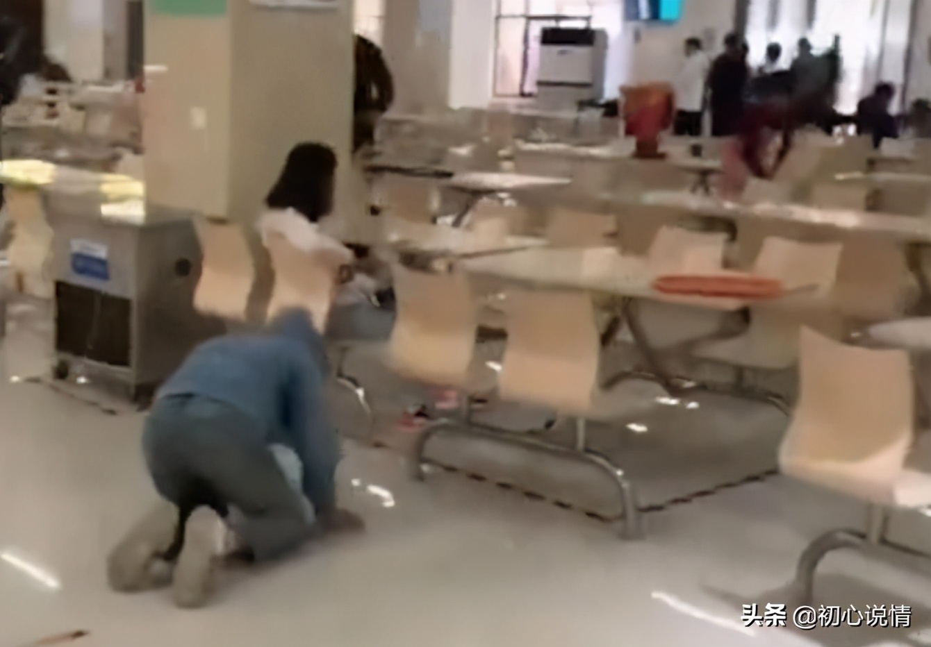 为哄生气女友，大学生下跪磕头求原谅：爱情，从来不是生活的全部