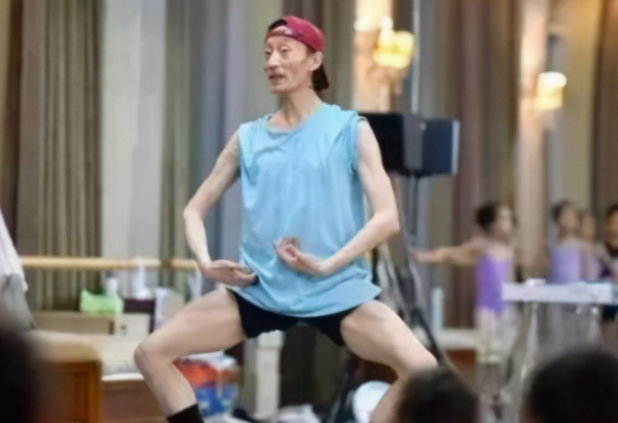 46岁“巨婴”郭冷：除了跳舞，连衣服都不会洗，年入百万无人敢嫁