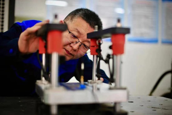 霸气“走红”！人民日报、新华网、光明日报齐关注，东北这所大学强势刷屏！