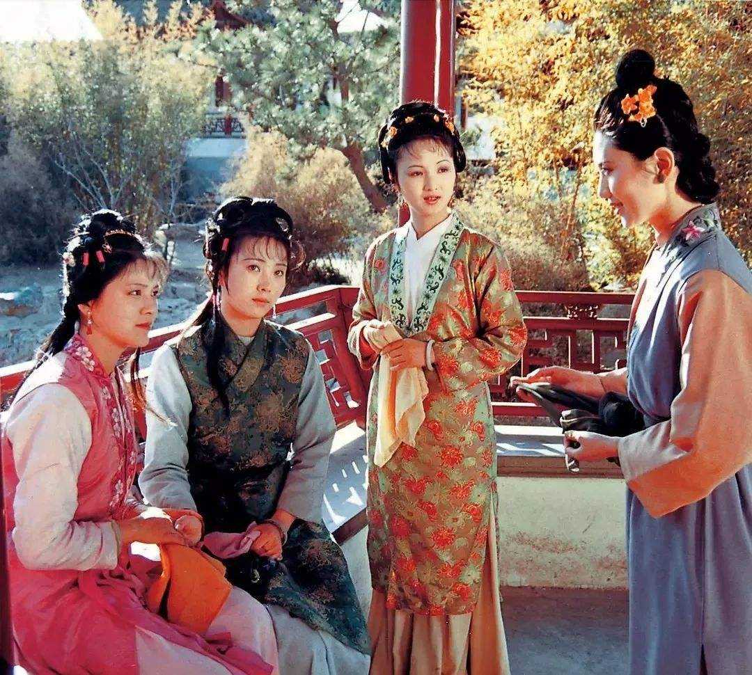 红楼梦:贾府大老爷为何非要娶一个丫头?鸳鸯被当做工具利用?