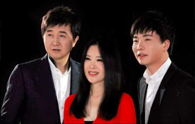 付笛生一家三口罕同框，儿子继承父母音乐天赋，三人都是歌唱家