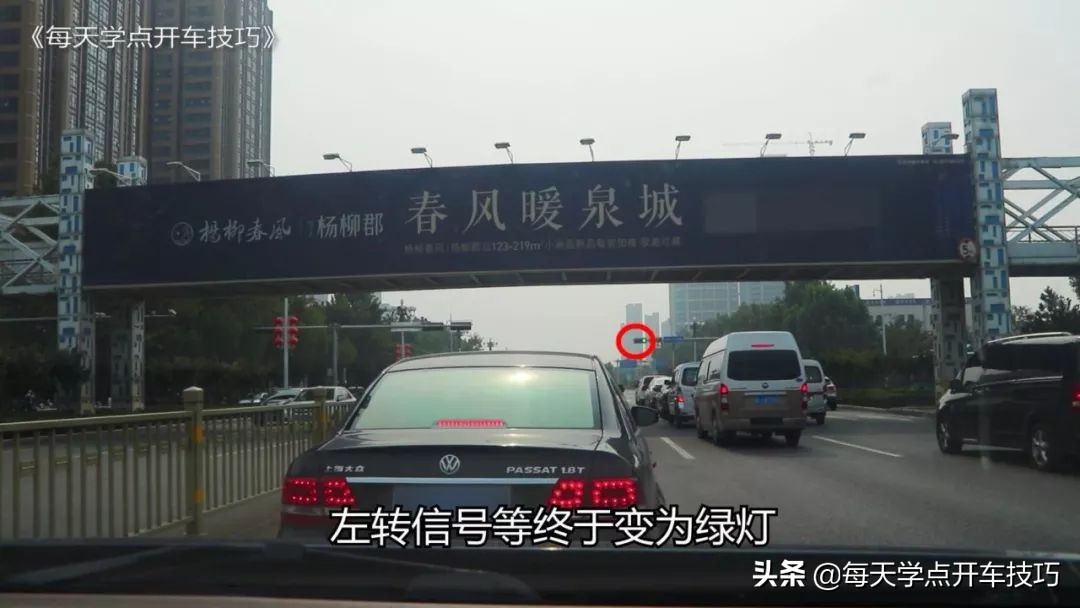 路口绿灯时前轮过线后，突然绿灯变红灯，到底能不能继续走？