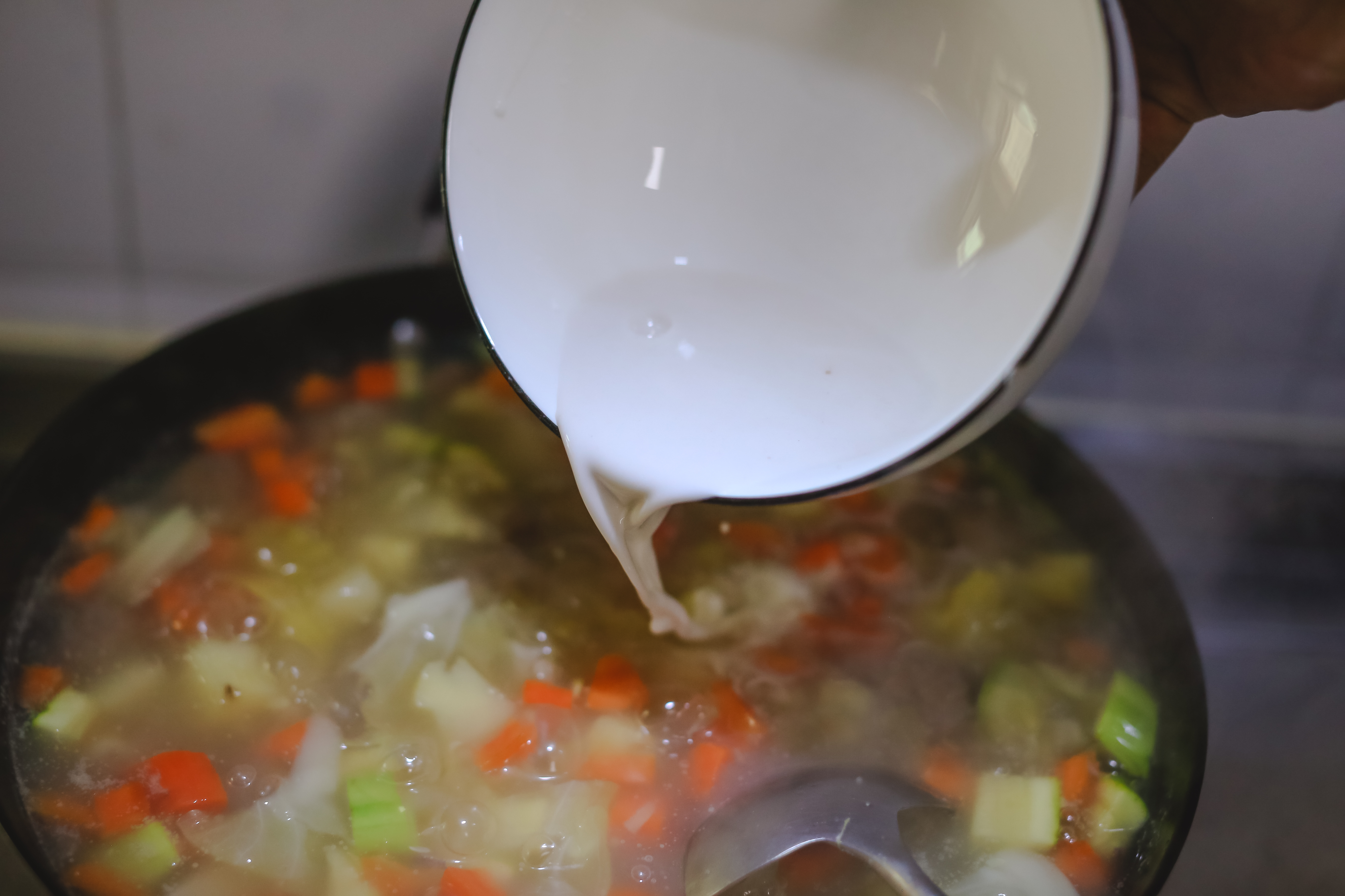 肉丸胡辣汤的制作方法（美味鲜香的肉丸胡辣汤烹饪方法）