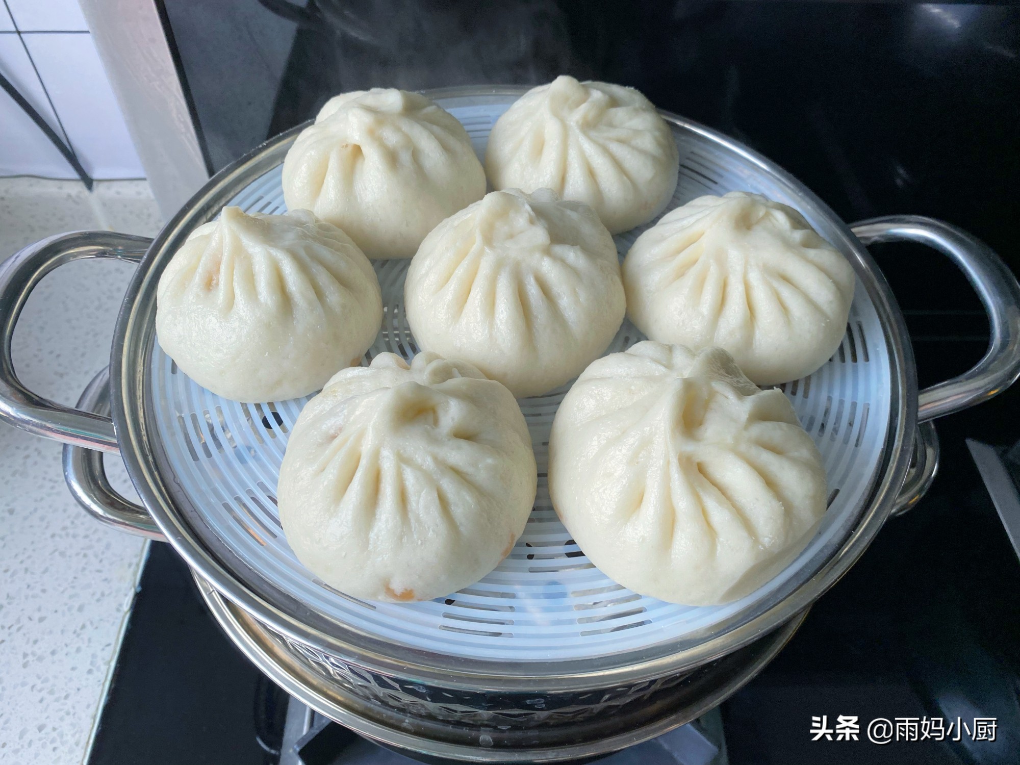 香菇木耳猪肉包子的家常做法，1次发酵真省事，外皮暄软馅料多汁