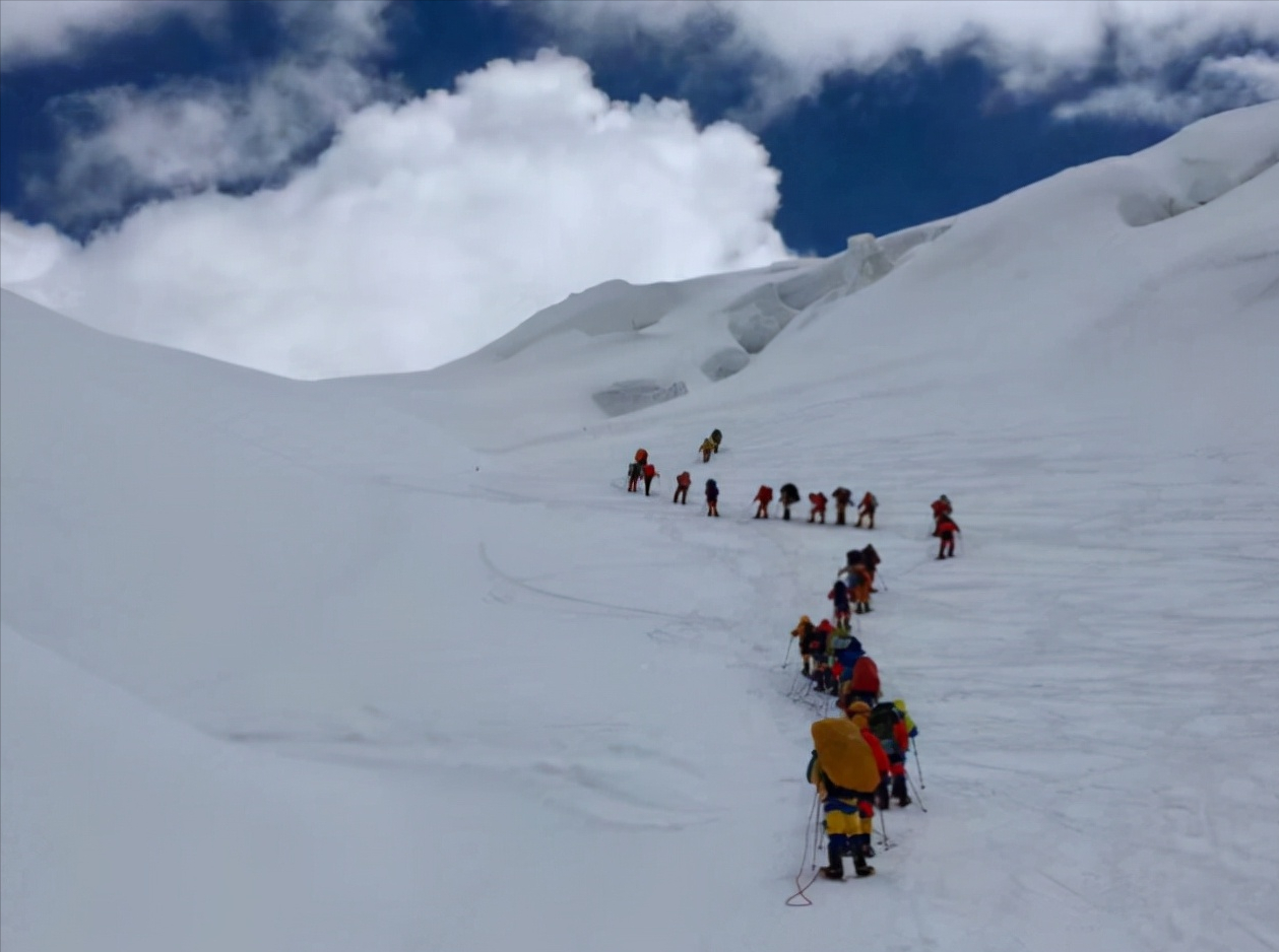 1991年17名登山队员遇难，7年后找到了日记，发现死前诡异遭遇