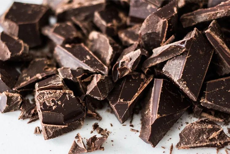 巧克力表面结白霜是变质了(巧克力冰冻后出现白霜) - 趣味头条