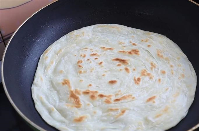正宗手抓饼做法，外酥里软层次多，多做一些冻起来，当早餐好方便