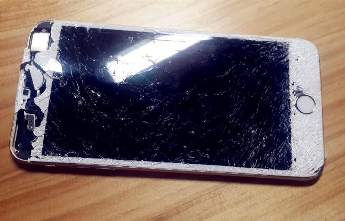 手机被孩子摔坏,孩子辩称"本来就有一痕",家长回应突显高段位