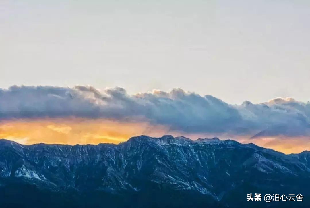 洱海因苍山而灵动，苍山因洱海而妩媚