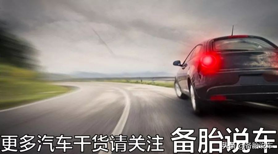 转弯的时候要不要踩离合？一次给你讲清楚，新手学会不吃亏