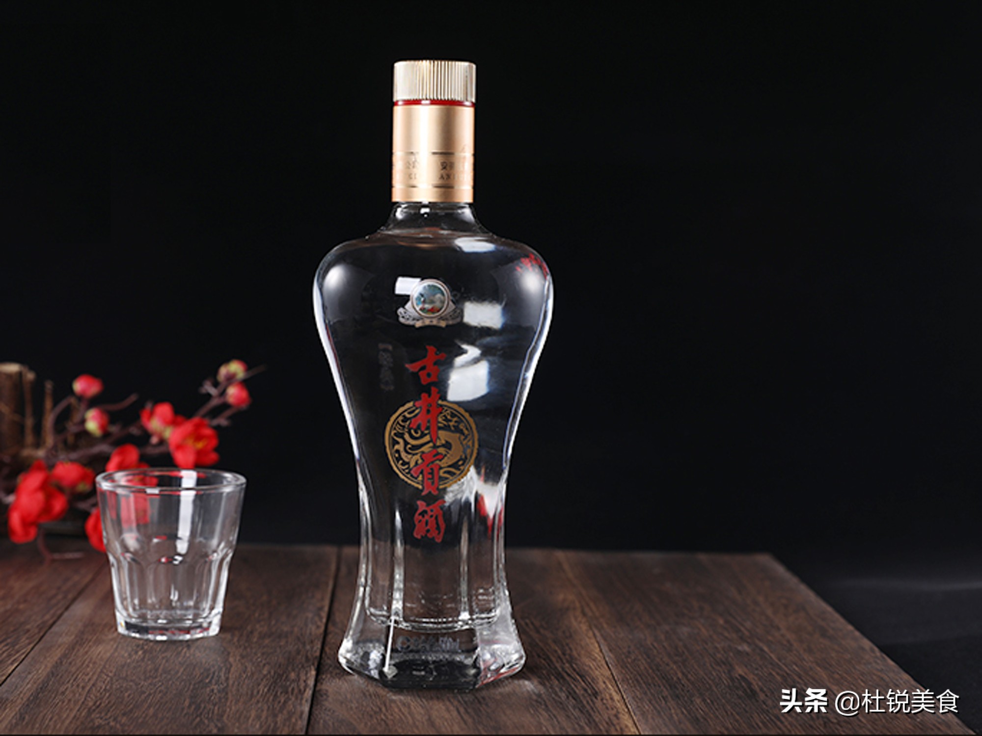 八大名酒中，50元的5种嫡系纯粮好酒，老酒客每次至少囤5箱