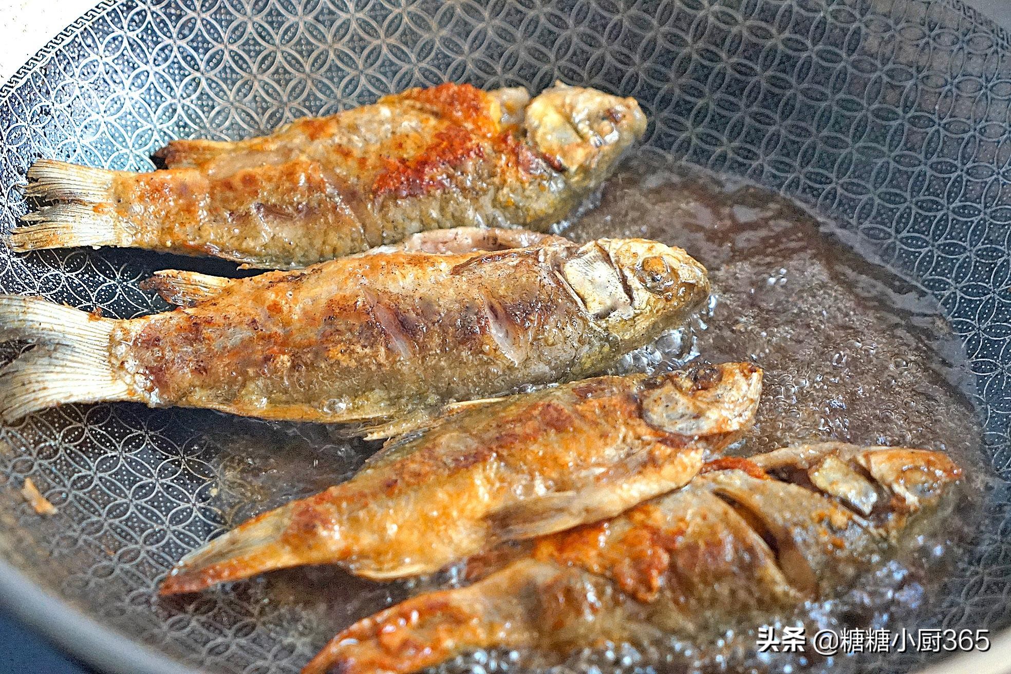别看这么大的鱼个头小，却最鲜美，每次熬一锅，连汤汁都不剩