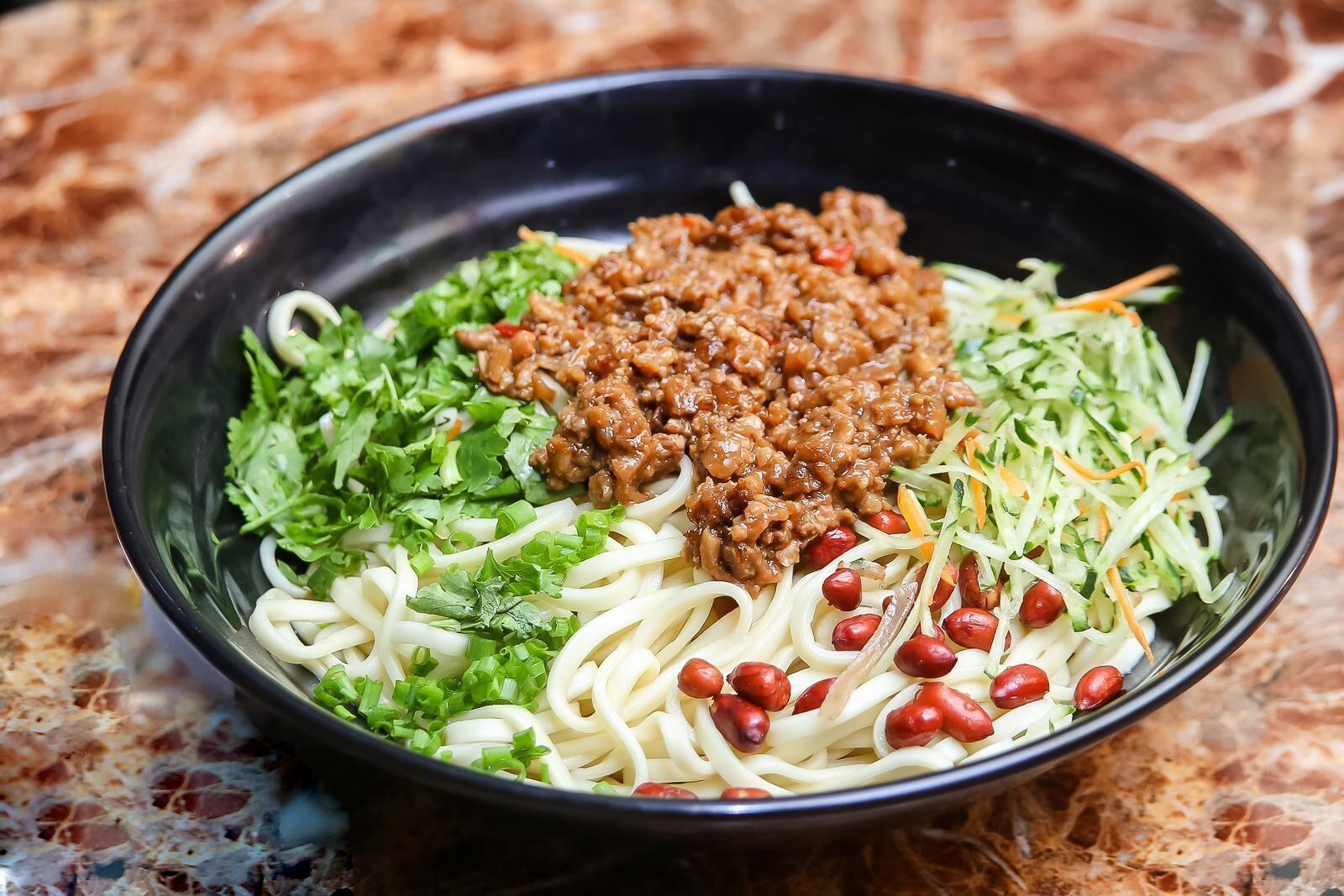 老北京炸酱面的传统做法,酱汁油亮,香气浓郁,吃再多也不会腻!