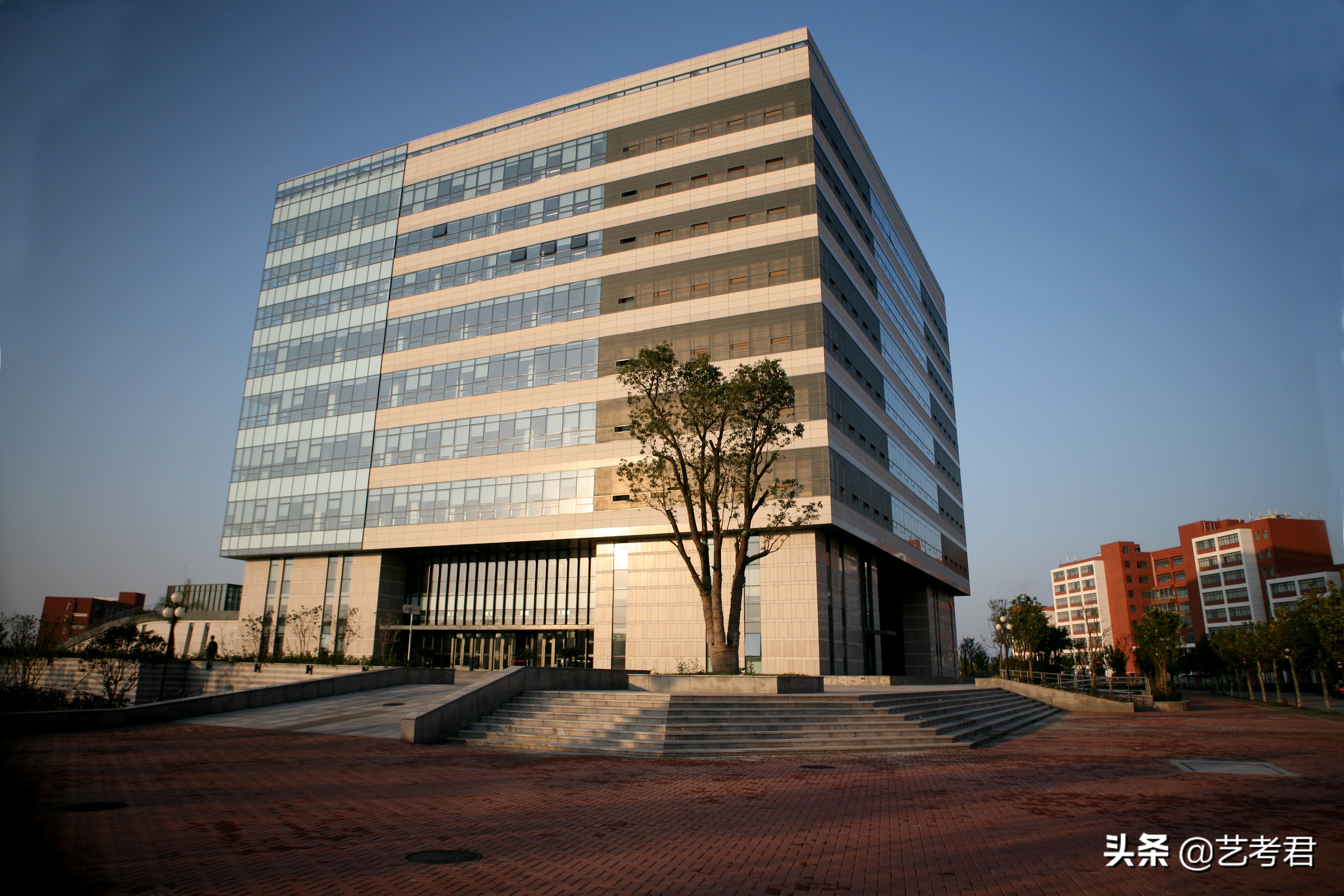 第一所以化工特色闻名的高校，华东理工大学美术艺考专业政策解读