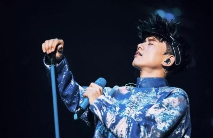 张杰入职211高校当老师，执教资格遭网友质疑，尴尬评论此起彼伏