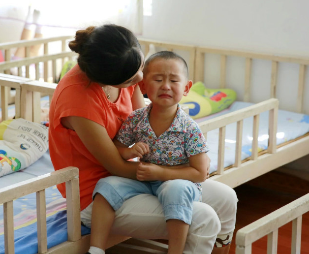 宝宝在幼儿园和在家2种表现？读懂亲子依恋理论，是处理的关键