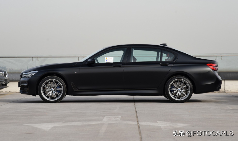 宝马7系最帅的版本，740Li xDrive黑焰版实拍，这霸气需要127.8万