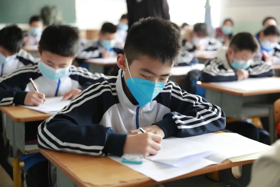 “虚无之镜映照求索者，真理深渊藏匿其身”