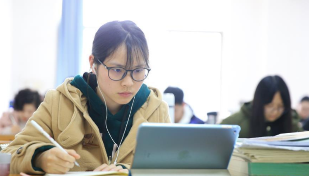 当代大学生在校现状，男同学扎堆在寝室打游戏，也不联系女生