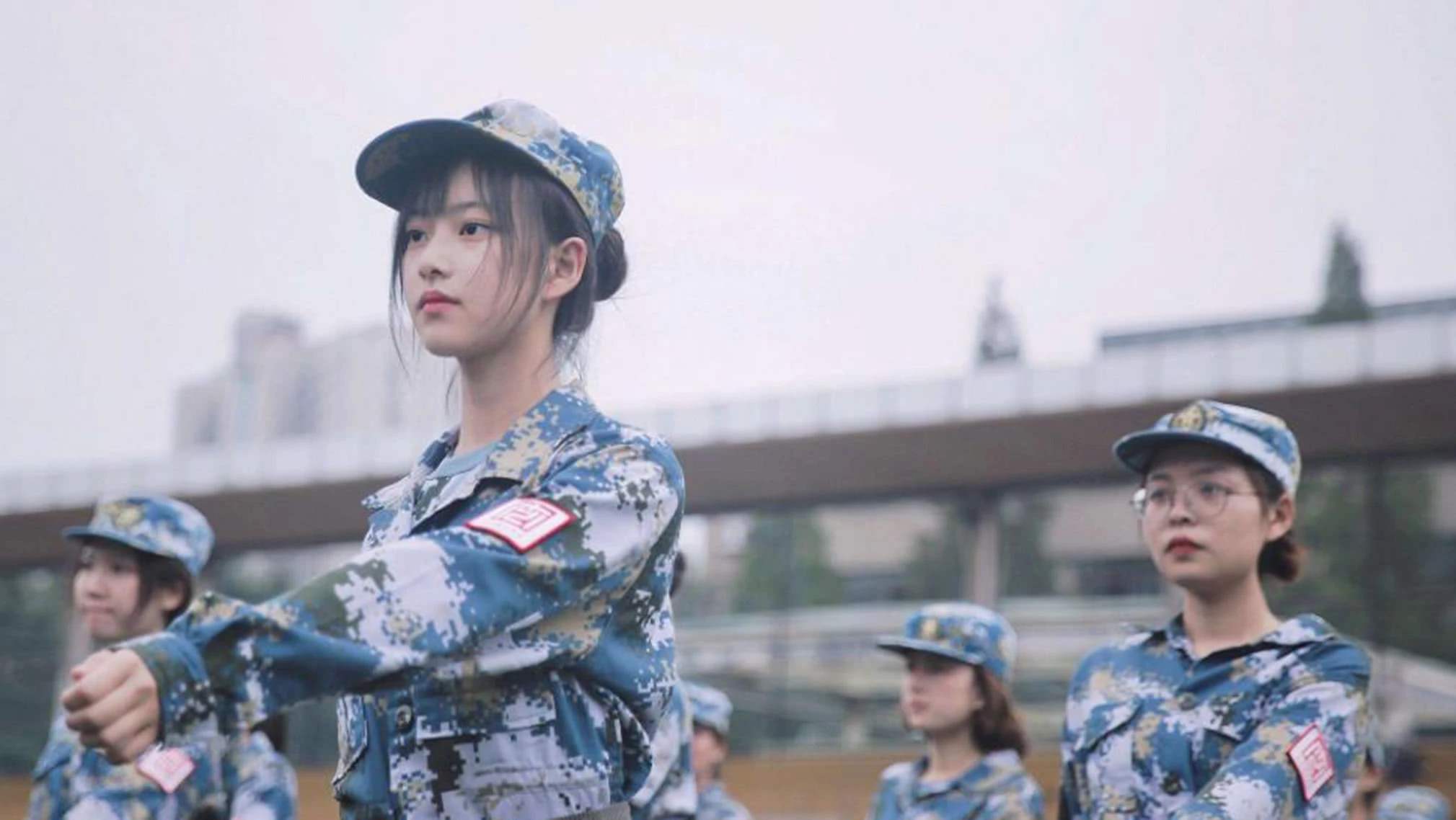 别不把大学军训不当回事，和高中军训区别大了，男生女生都要重视