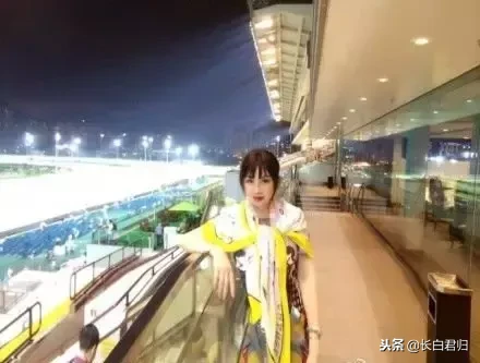 她坐过牢,拍过三级级片,被美国总统接见,如今还宛如少女