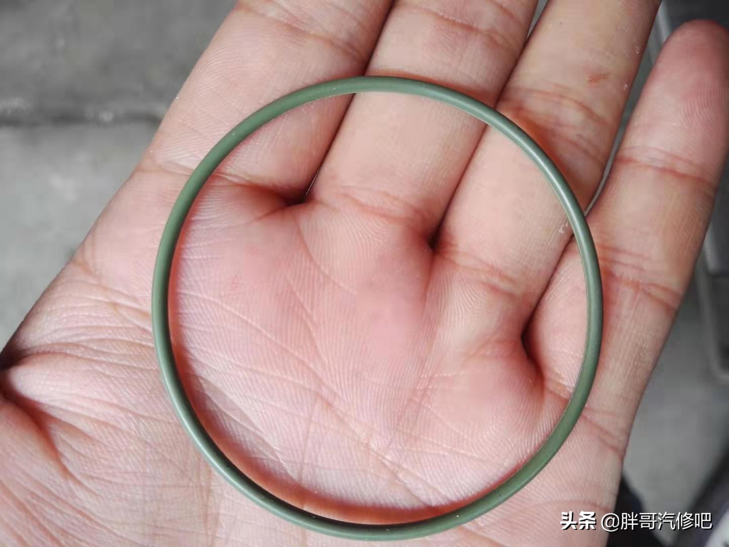 奥迪发动机漏油，刹车真空泵维修，热车启动困难更换碳罐电磁阀