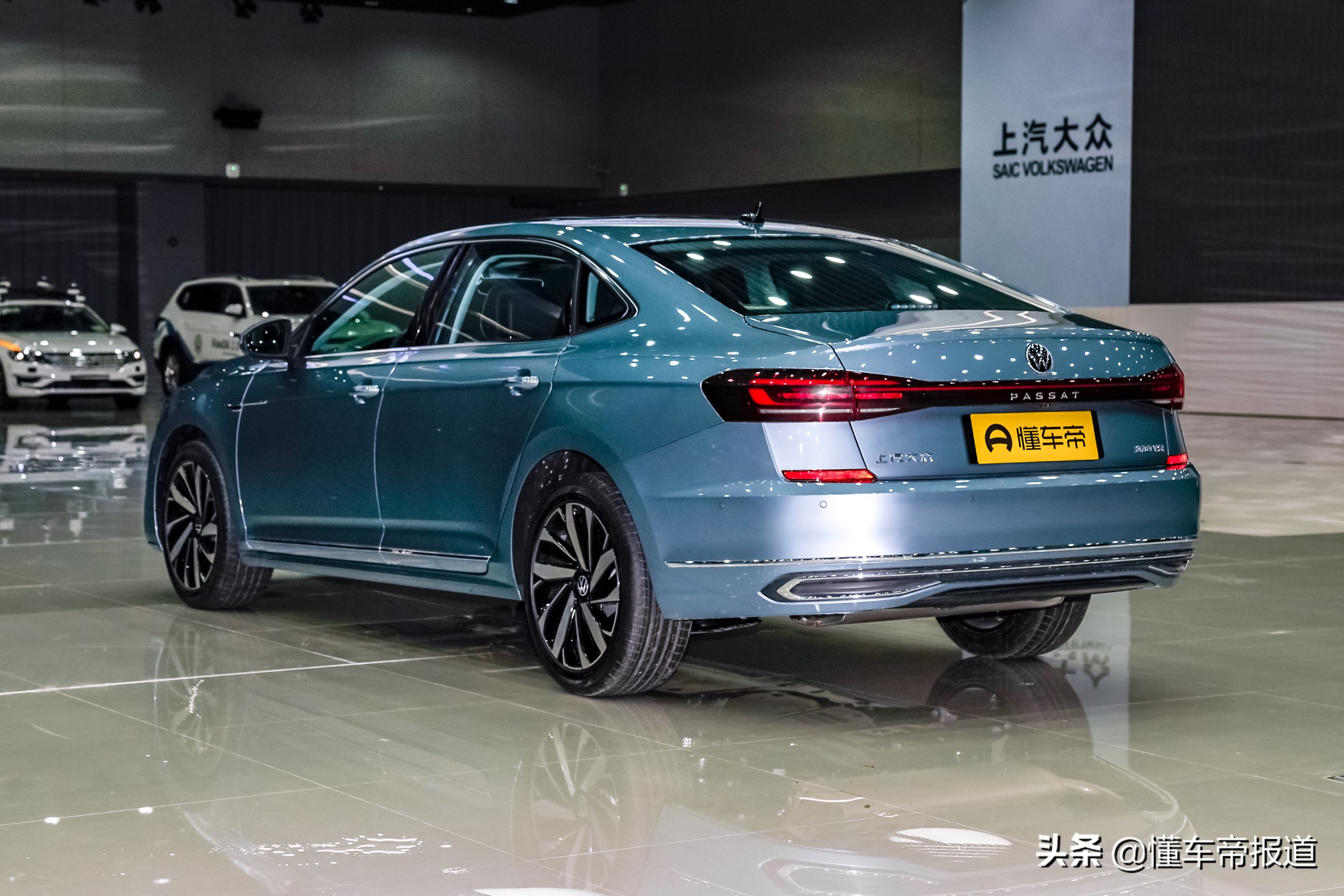 新车|大众新款帕萨特到店,提供两种外观风格,等它还是选迈腾?