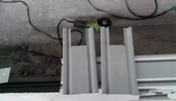 桥架不**要45°弯，如果空间允许，越小的角度越利于放电缆