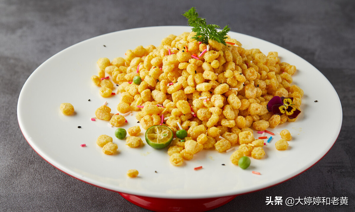 不辣的四川传统名菜金沙玉米详细做法，粒粒香甜酥脆，诀窍全在这