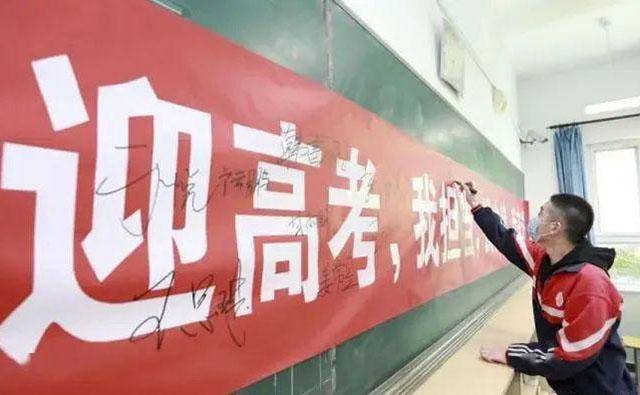 考生高考中途突然暴走，撕毁他人答题卡！这种心态，确实“失衡”