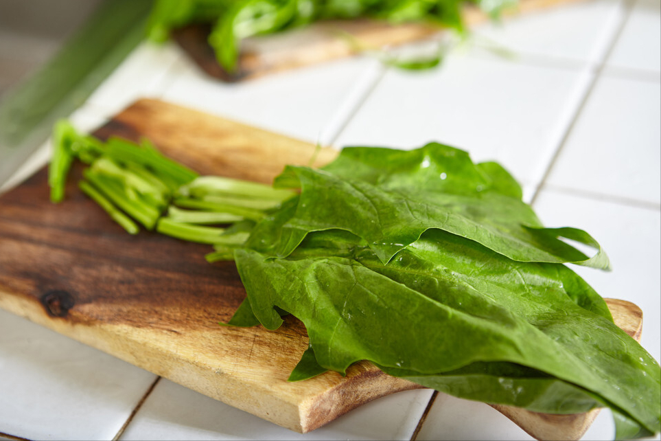 炒菠菜，直接下锅可不行，省了关键1步，难怪不翠绿，还有涩味