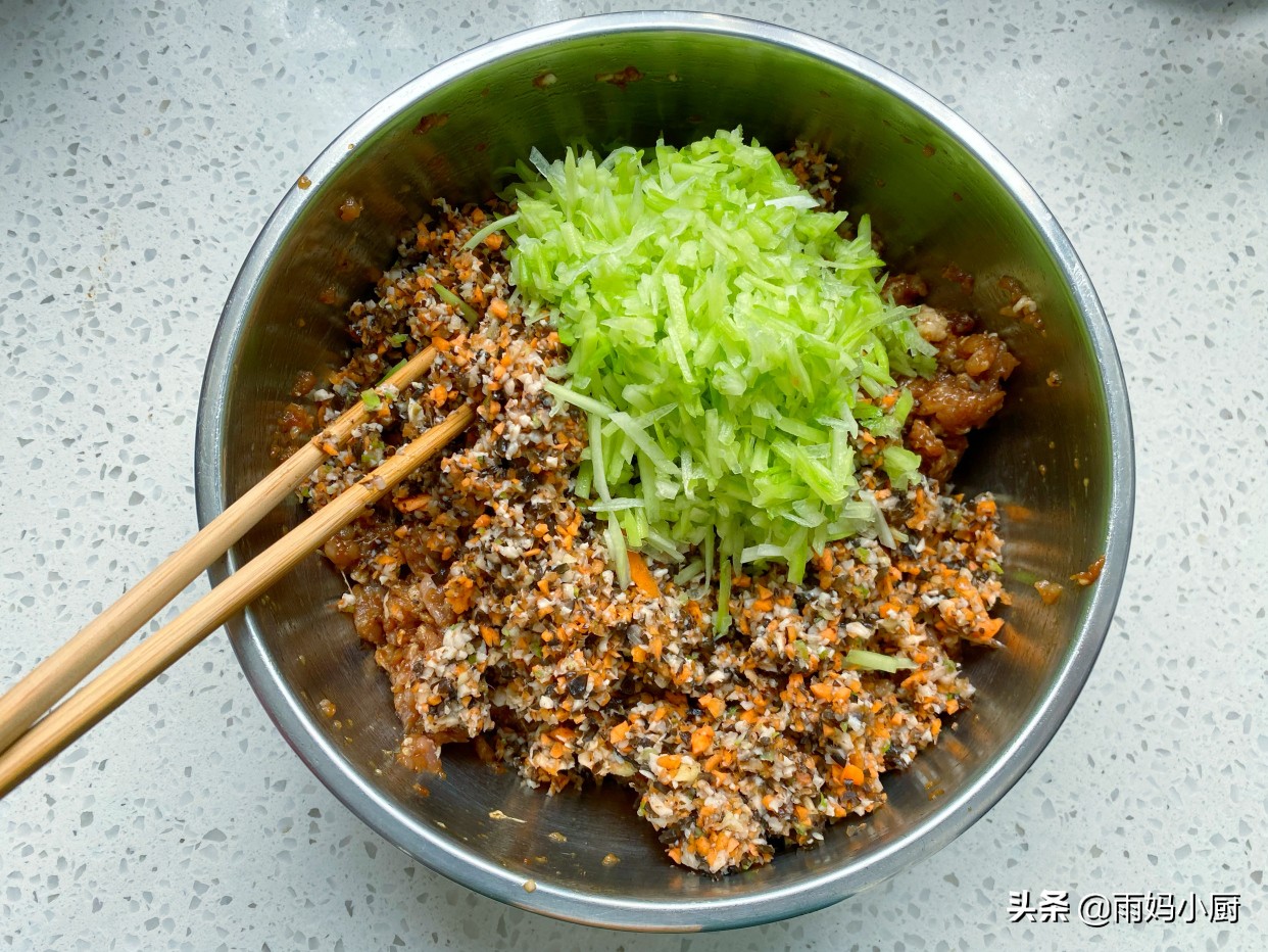 香菇木耳猪肉包子的家常做法，1次发酵真省事，外皮暄软馅料多汁