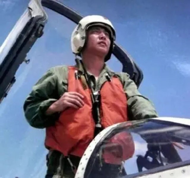 王伟牺牲20年，妻子仍在等他返航，儿子今成海军军官，已服役4年