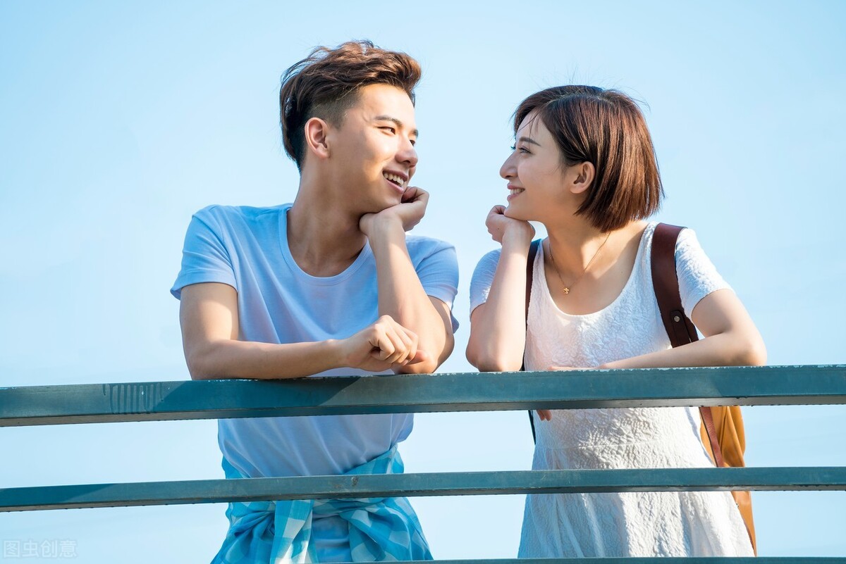 如何与心仪男生自然聊天的技巧