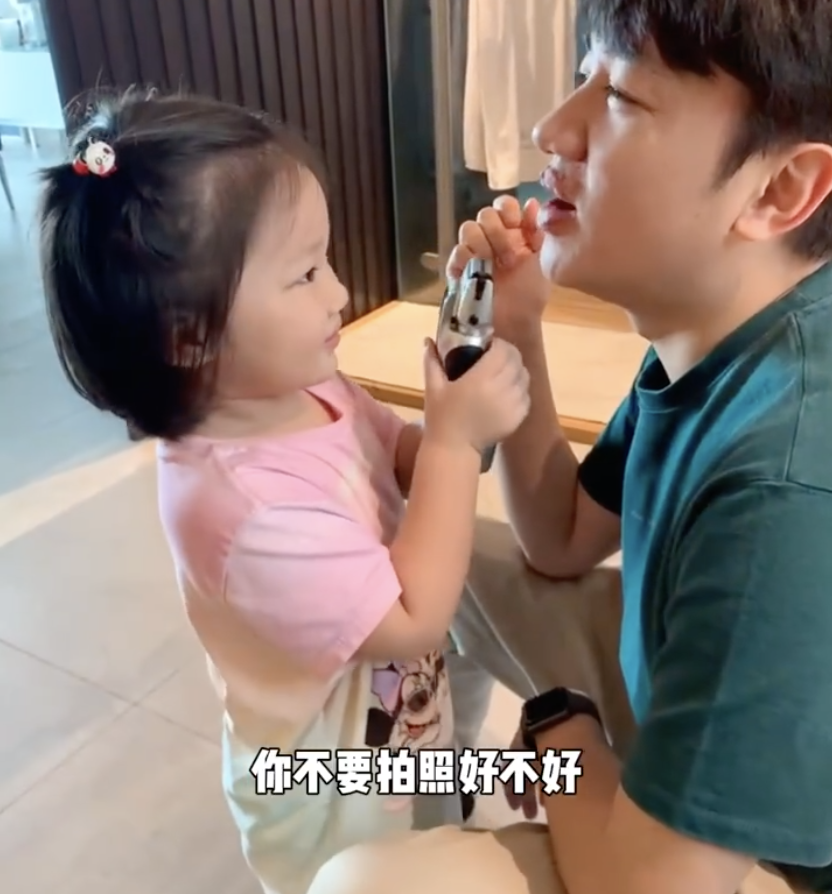 王祖蓝晒女儿帮剃胡须，Gabby却分心对镜摆拍，古灵精怪像爸爸