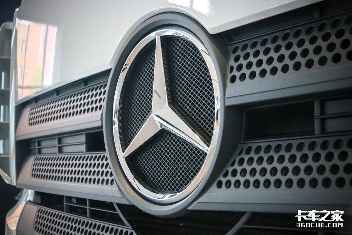 奔驰卡车国产化又爆猛料！配奔驰进口发动机，低配价格或60万以下