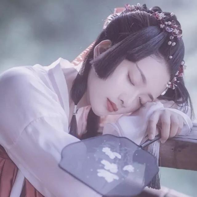 头像「古风唯美」句子 ▏谁怜曲院风荷，韶华白首，不过浮生一阙