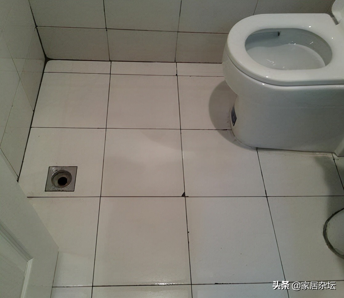 卫生间铺好瓷砖以后漏水，别着急砸瓷砖，有2种方法很实用