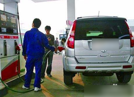 车主天天跟加油打交道，知道1升汽油是多少千克吗？加油工告诉你