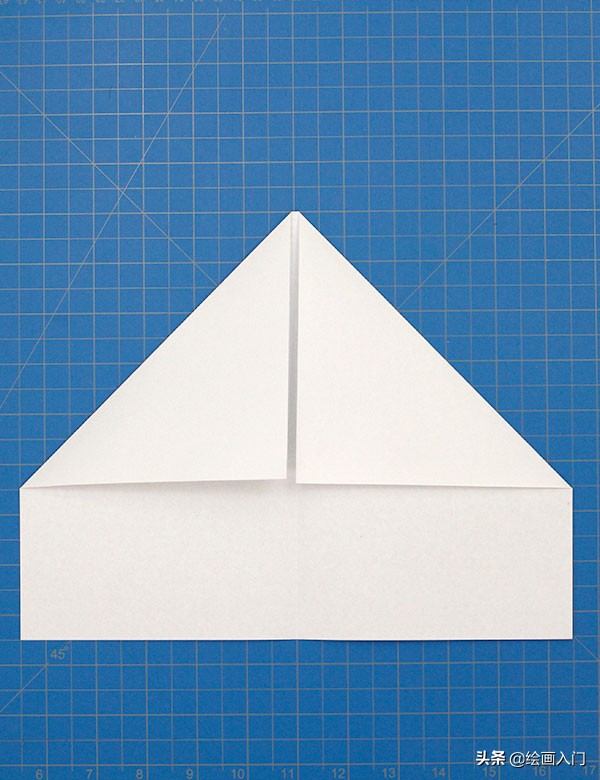 准备一张厚度适中的纸,裁成正方形,垂直对折步骤1叠!