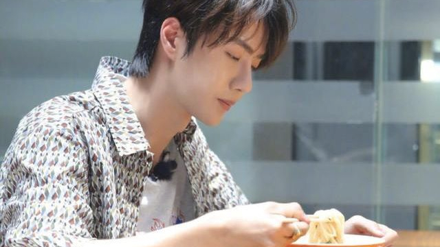 5位“吃货”明星，王一博直播“嗦粉”，鹿晗饭量丝毫不比陈赫差