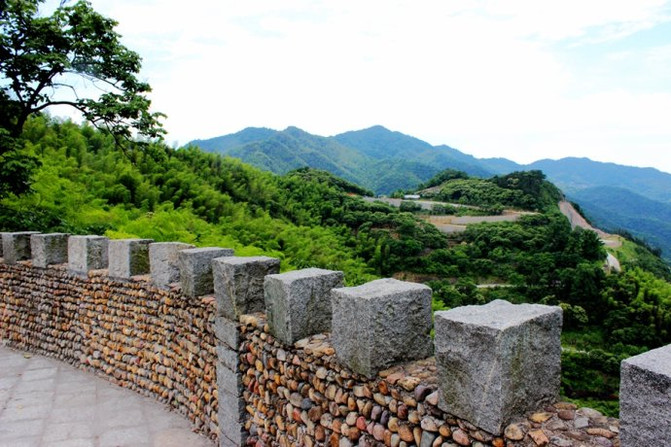 上虞岭南乡,东澄古村,居于覆卮山千年古梯田入口处右侧.