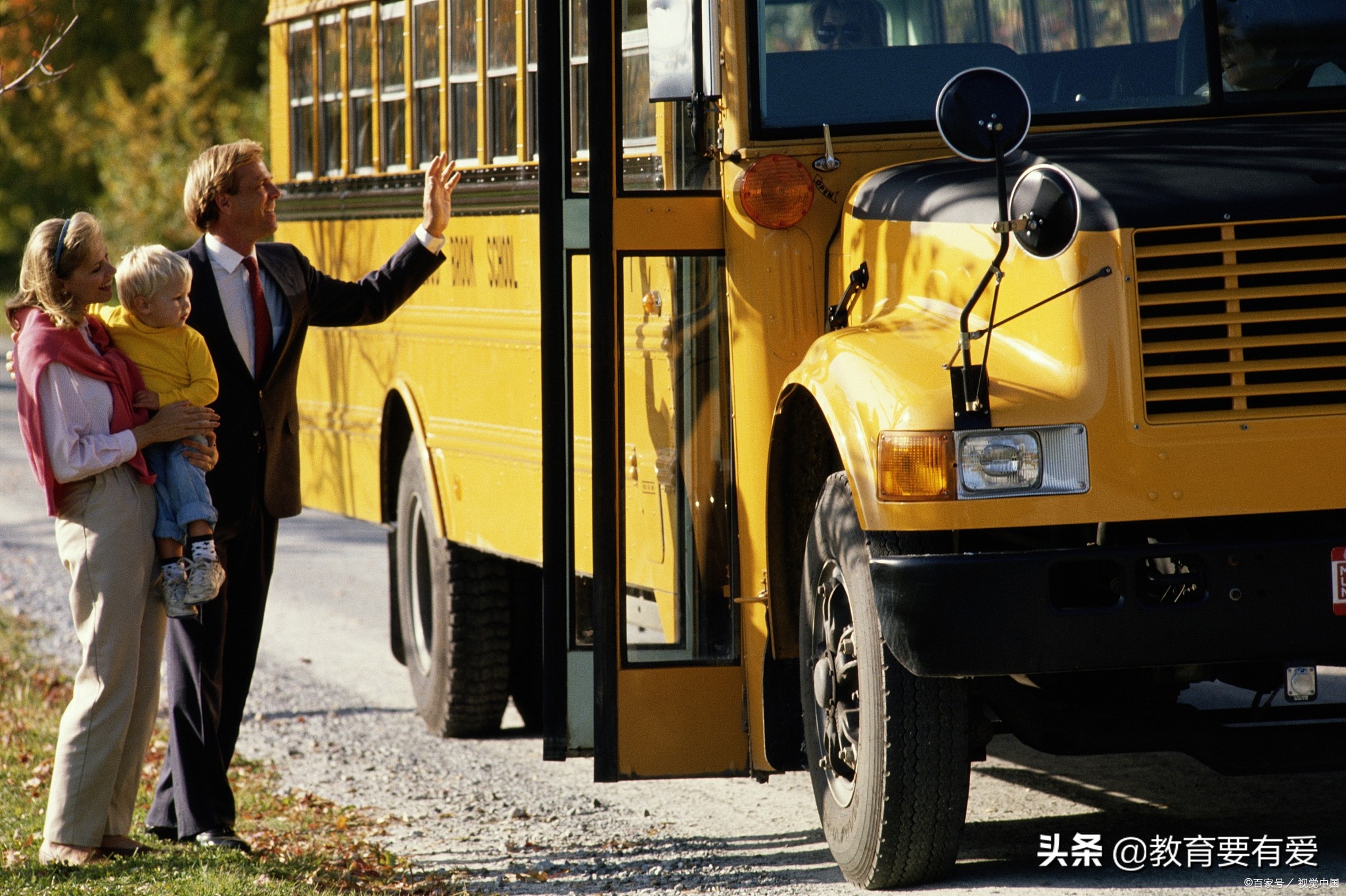 【热点追踪】广东东莞校车司机粗暴拉拽学生，家长愤怒报警！警方介入调查！