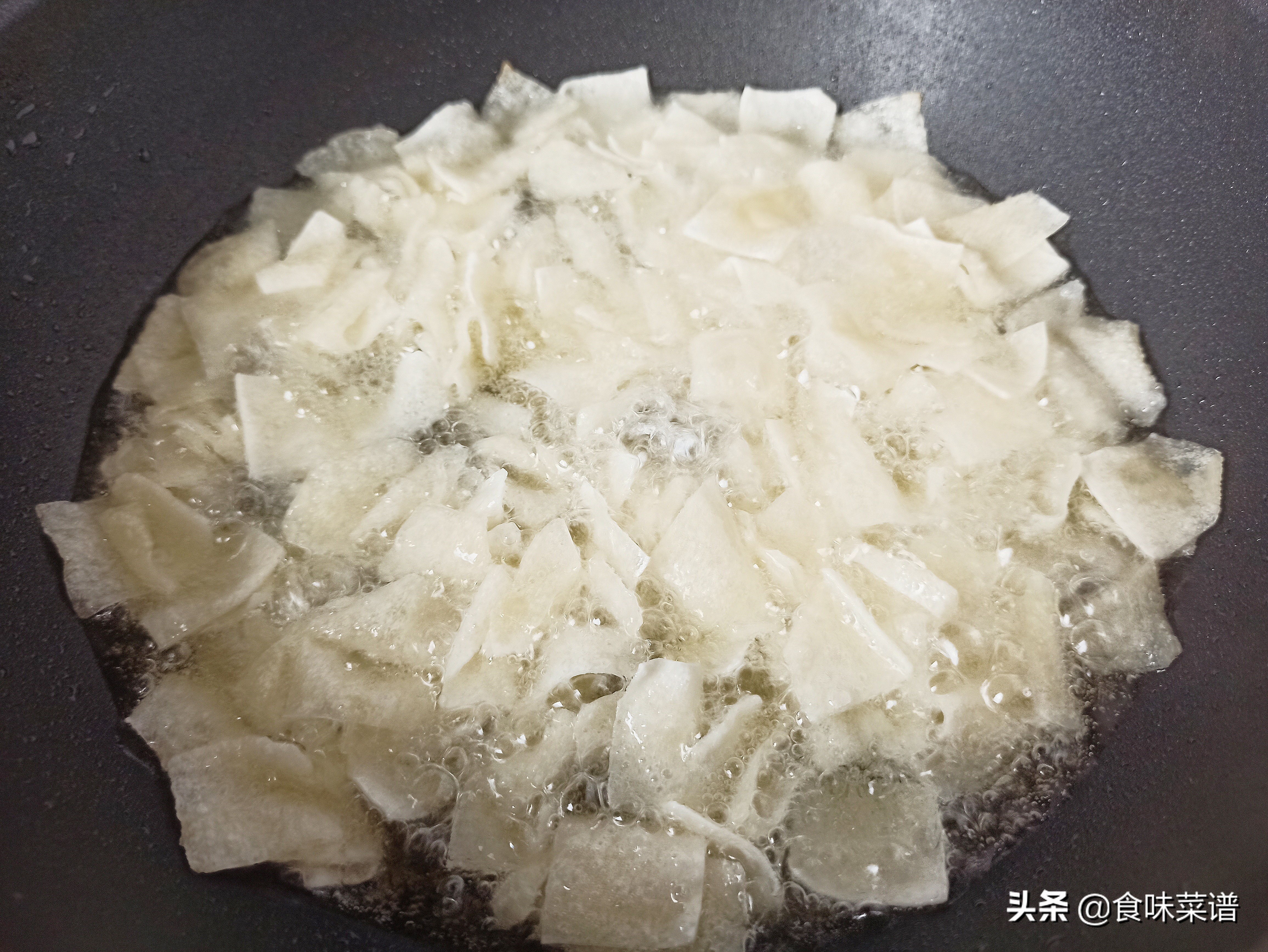 剩下的馄饨皮别浪费，教你一个新吃法，酥脆可口，出锅秒变小零食